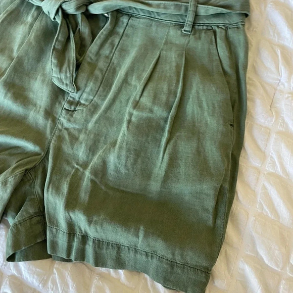 Faherty Arlie green front waist tie shorts - Picture 2 of 10